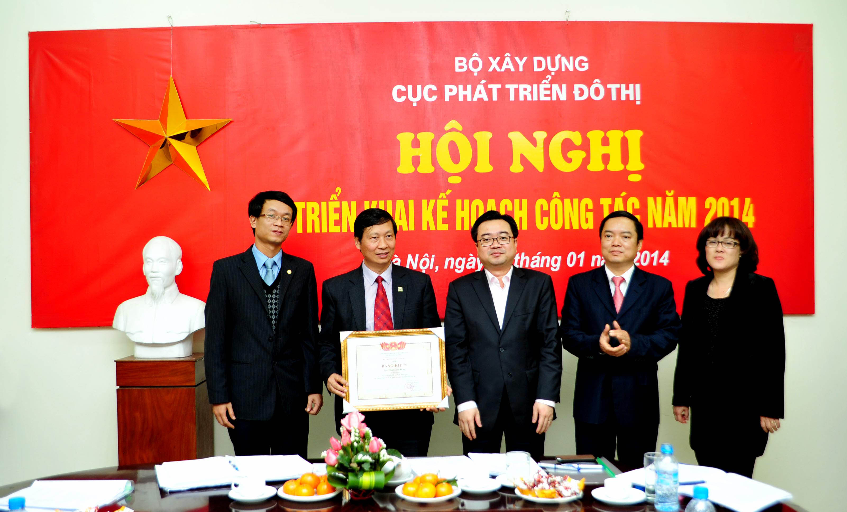 Thứ trưởng Bộ Xây dựng Nguyễn Thanh Nghị trao bằng khen cho Lãnh đạo Cục Phát triển đô thị